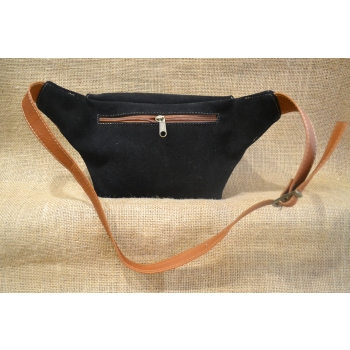 Torebka na biodro z czarnej zamszowej skóry i kwiatowym kolorowym haftem .